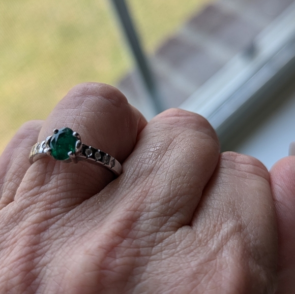 18k Diamond and emerald ring size 7 - Picture 9 of 10